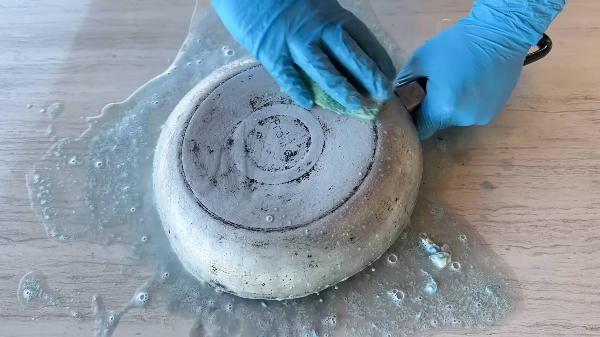 Pfannenreinigung mit Cola und Natron